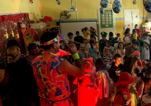 Dzieci tańczą na ostatkowym balu karnawałowym.