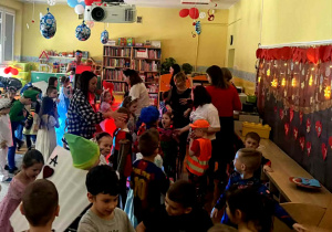 Dzieci tańczą na ostatkowym balu karnawałowym.