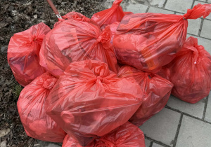 Zebrane worki śmieci.