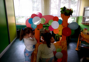 Dzieci za uśmiech kupują bilety na seans filmowy.