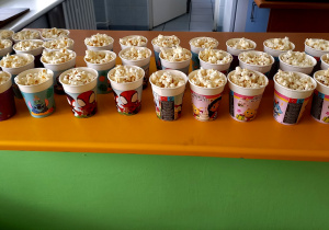 Popcorn w kubeczkach.