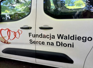 Auto z napisem Fundacji Waldiego Serce na Dłoni.
