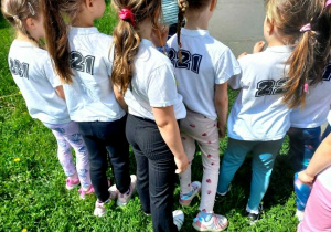 Dzieci z PM 221 biorące udział w Biegu Piknikowym zorganizowanym przez Fundację Waldiego Serce na Dłoni w Park Podolskiego.