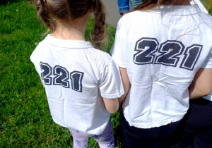 Dzieci z PM 221 biorące udział w Biegu Piknikowym zorganizowanym przez Fundację Waldiego Serce na Dłoni w Park Podolskiego.