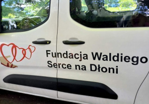 Auto z napisem Fundacji Waldiego Serce na Dłoni w Park Podolskiego.