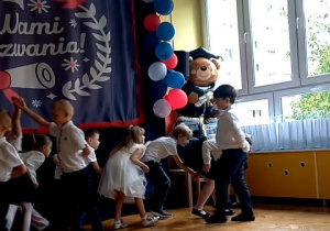 Występy dzieci odchodzących do szkół.