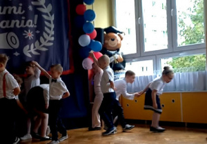 Występy dzieci odchodzących do szkół.