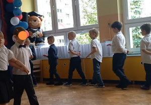Występy dzieci odchodzących do szkół.