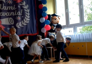 Występy dzieci odchodzących do szkół.