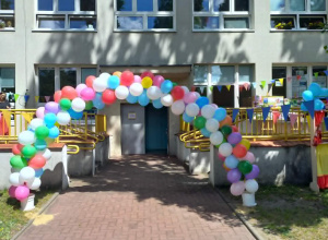 Girlanda z kolorowych balonów jako brama wejściowa na Rodzinny Piknik.