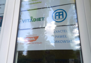 Fotografie z nazwami Darczyńców na pikniku przedszkolnym.