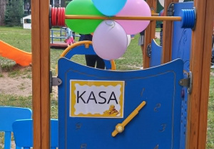 Stanowisko "Kasa" na pikniku przedszkolnym.