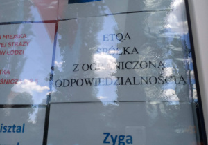 Fotografie z nazwami Darczyńców na pikniku przedszkolnym.