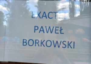 Fotografie z nazwami Darczyńców na pikniku przedszkolnym.