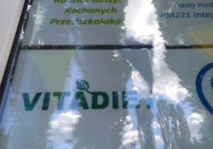 Fotografie z nazwami Darczyńców na pikniku przedszkolnym.