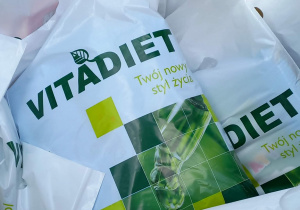 Upominki zapakowane w reklamówki Darczyńcy Vitadiet.