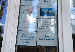 Fotografie z nazwami Darczyńców na pikniku przedszkolnym.