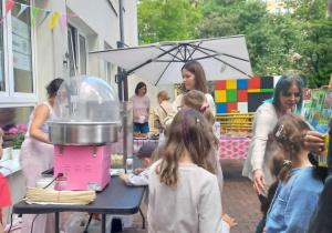 Stanowisko popcornu i waty cukrowej.