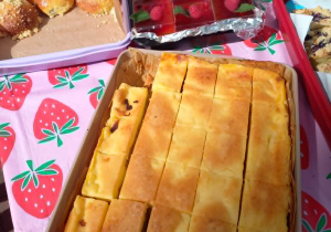 Stanowisko ciast upieczonych przez Rodziców na pikniku przedszkolnym.