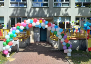 Girlanda z kolorowych balonów jako brama wejściowa na Rodzinny Piknik.