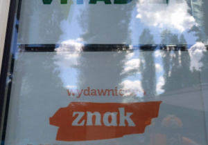 Fotografie z nazwami Darczyńców na pikniku przedszkolnym.