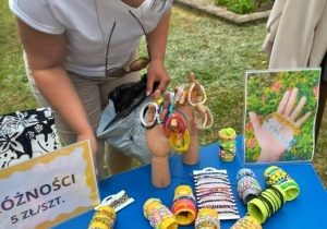 Stanowisko bransoletek i pierścionków na pikniku rodzinnym.