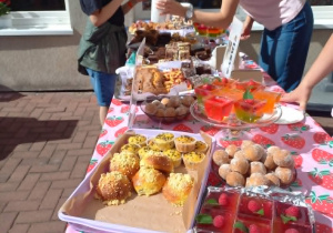 Stanowisko ciast upieczonych przez Rodziców na pikniku przedszkolnym.