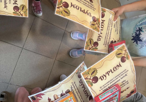 Dyplomy dla dzieci z konkursu "Kasztanowy ludzik".