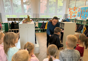 Dzieci odbierają dyplomy i nagrody za prace konkursowe "Kasztanowy ludzik".