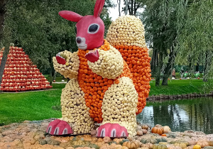 Figura wiewiórki z dyń.