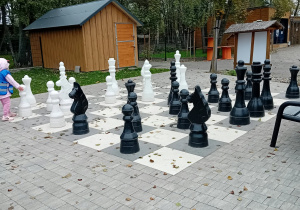 plac rozrywki z rozstawionymi figurami szachowymi.
