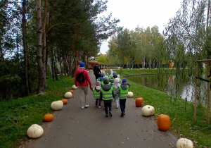 Dzieci spacerują alejką z dyni.