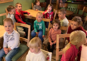 Grupa I. W Baśniowej Kawiarence. Dzieci oglądają spektakl "Ada i Kosmitek".