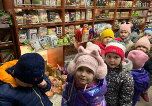 Marzec. Dzieci w sklepie oglądają produkty ekologiczne. Słuchają o właściwościach zdrowotnych ziół, przypraw i żywności ekologicznej.