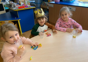 4 urodziny Leona. Chłopiec siedzi przy stoliku. Na głowie ma koronę. obok Leona siedzą dwie dziewczynki.