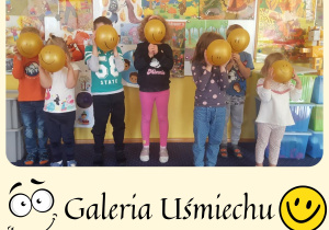Zdjęcie grupowe wykonane w Dniu Uśmiechu. Dzieci trzymają balony z narysowaną uśmiechniętą buzią.