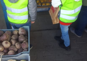 Dwoje dzieci robi zakupy na stoisku warzywnym (ryneczek)