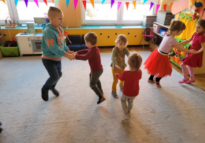 Dzieci tańczą w parach do piosenki o literce "R".