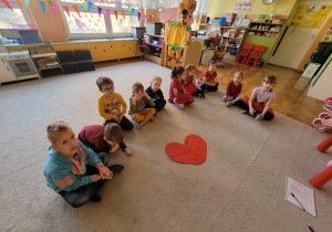 Walentynki - dzieci siedzą na dywanie, konstruując definicję Miłości.