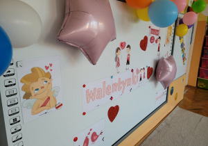 Walentynki - na tablicy prezentowana jest dekoracja walentynkowa.