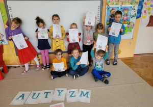 Dzieci świętują Światowy Dzień Świadomości Autyzmu.