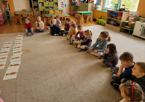 Dzień Marchewki - dzieci siedzą na dywanie, świętując.