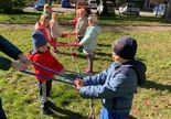 W Sherborne w grupie I. zajęcia prowadzone w ogrodzie przedszkolnym. Dzieci stoją w parach naprzeciwko siebie. Przeciągają linę.